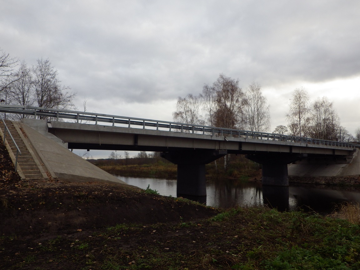Lääniste sild – valminud raudbetoonsild jõe kohal, vaade küljelt