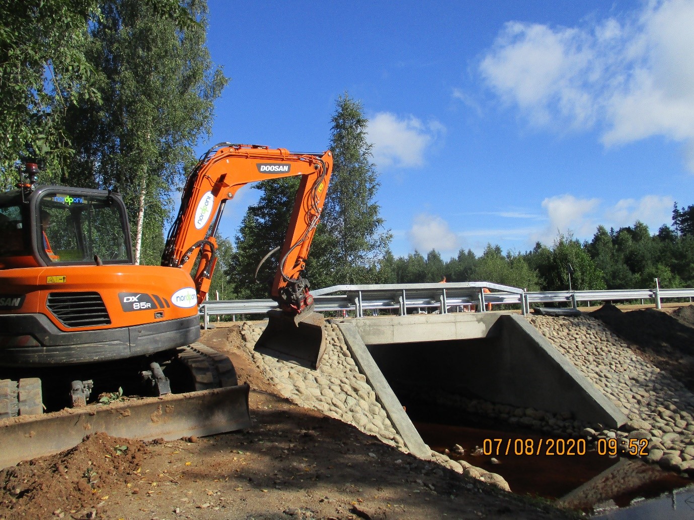 Merija sild – Doosan ekskavaator valminud kasttruubi juures