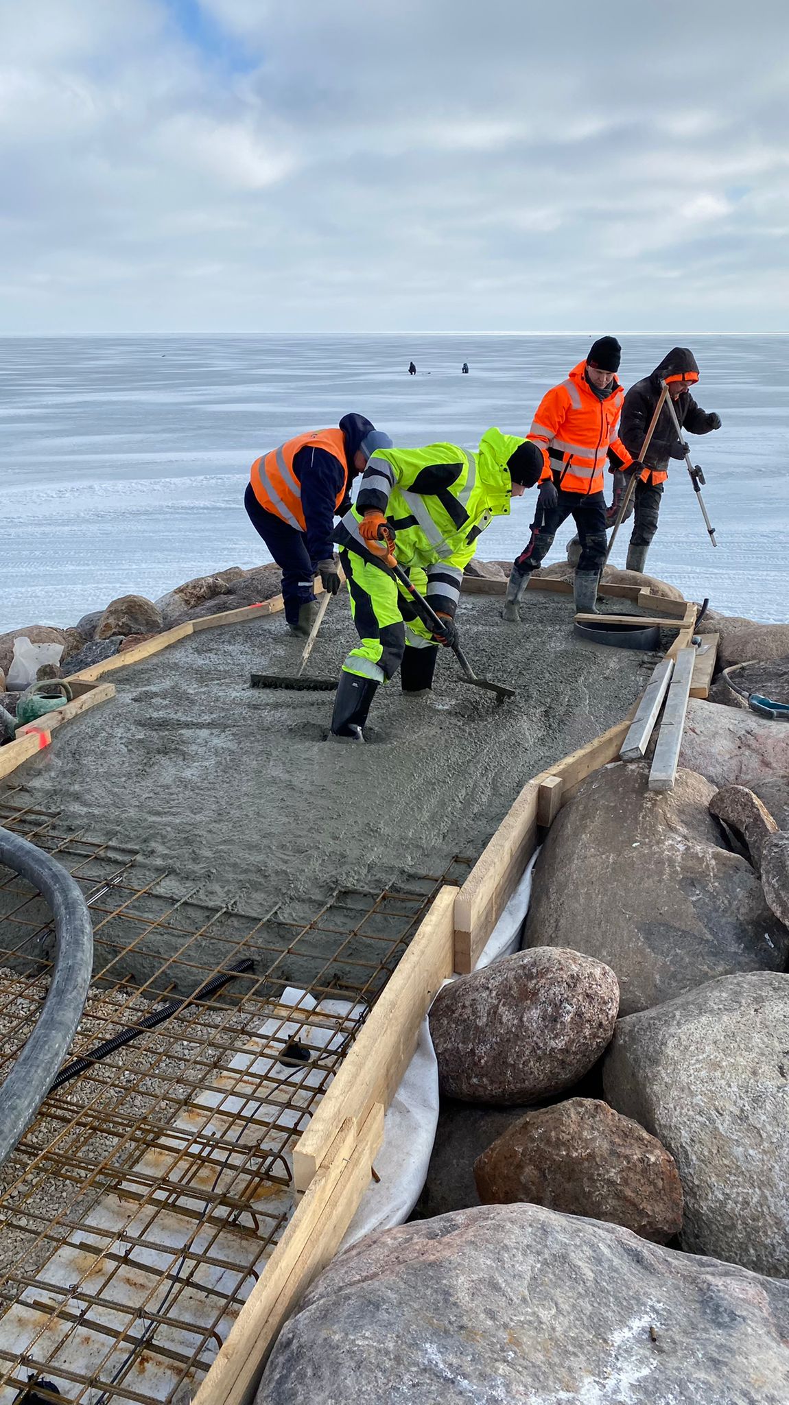 Mustvee – töötajad valavad ja silutavad muuli betoonplaati
