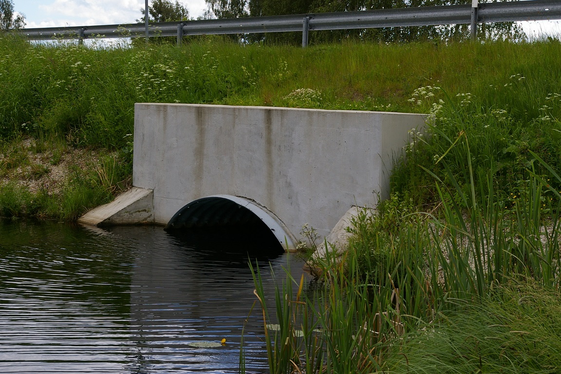 Puide terastruup – betoonist otsaseinaga terastruup, esiplaanil vesi