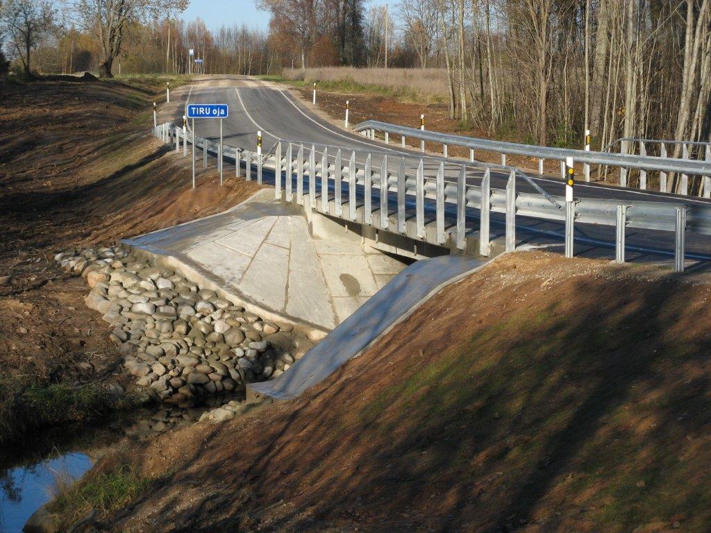 Sambla sild – valminud tee ja sild, teeviit „Tiru oja“