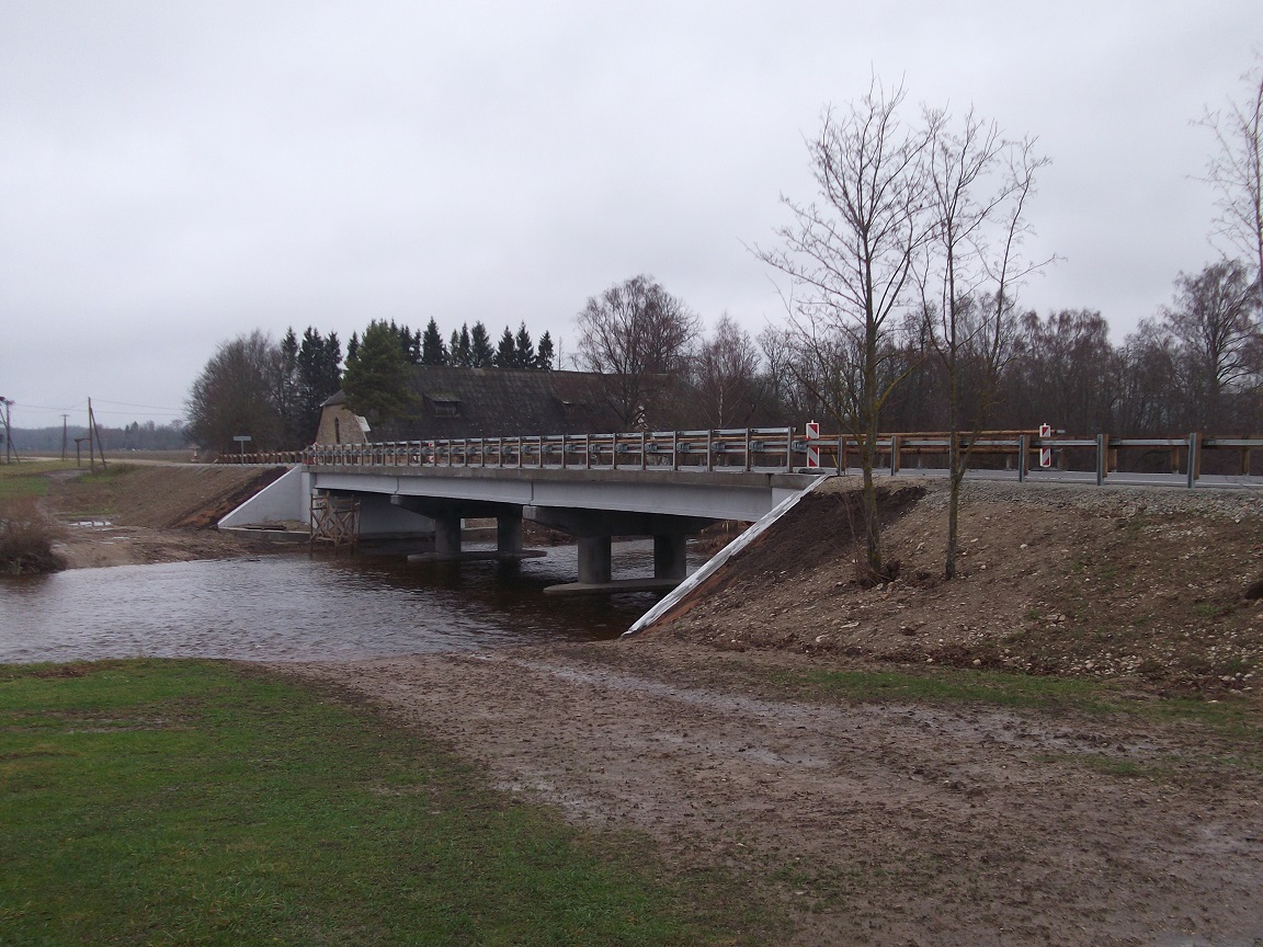 Sulu sild – valminud sild puitpiirdega, betoontrepp kaldal